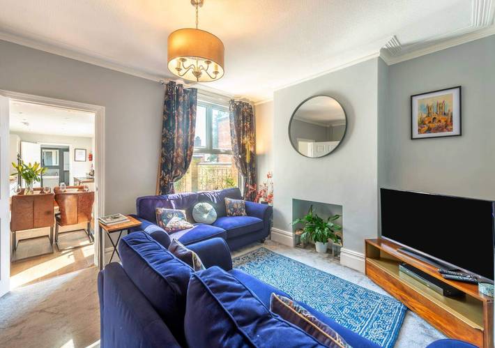 Luxury Lincoln Home - Sleeps 8 - Hot Tub - Pets in Lincoln, Lincolnshire