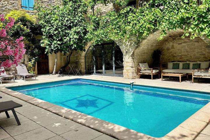 Location de vacances pour 18 personnes, avec terrasse à Saint-Jean-de-Ceyrargues