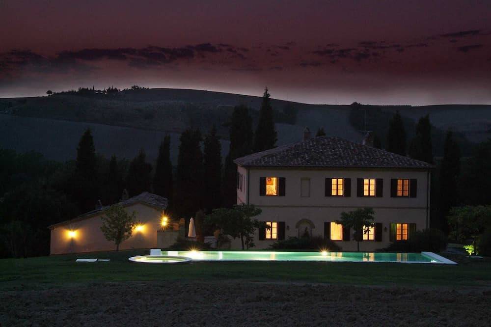Manor Villa with private pool and Spa surrounded by greenery in Torrenieri, Montalcino
