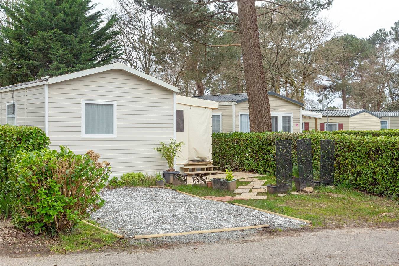 Mobil Home 'Tout Confort Bora Bora' con piscina compartida, terraza privada y jardín privado in Pont-Aven, Region de Quimper