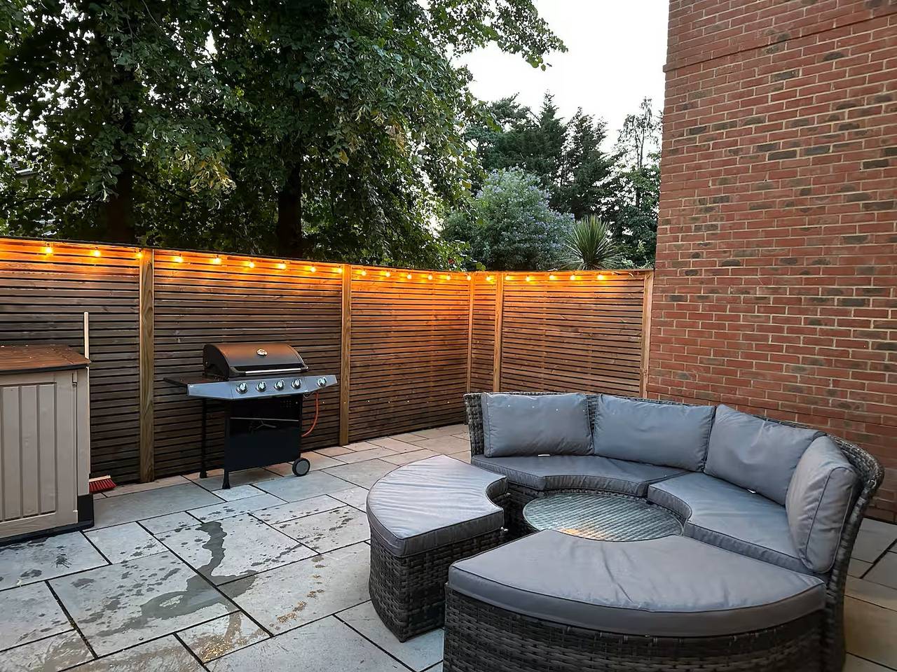 Entire holiday apartment, Thames Ditton Apt - Sleeps 6 - Garden & Bbq in Chessington World of Adventures, Surrey