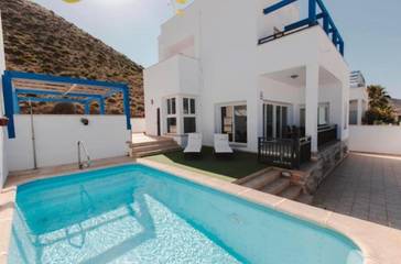 Casa rural para 10 personas, con piscina además de terraza y jardín en San José (Almería)