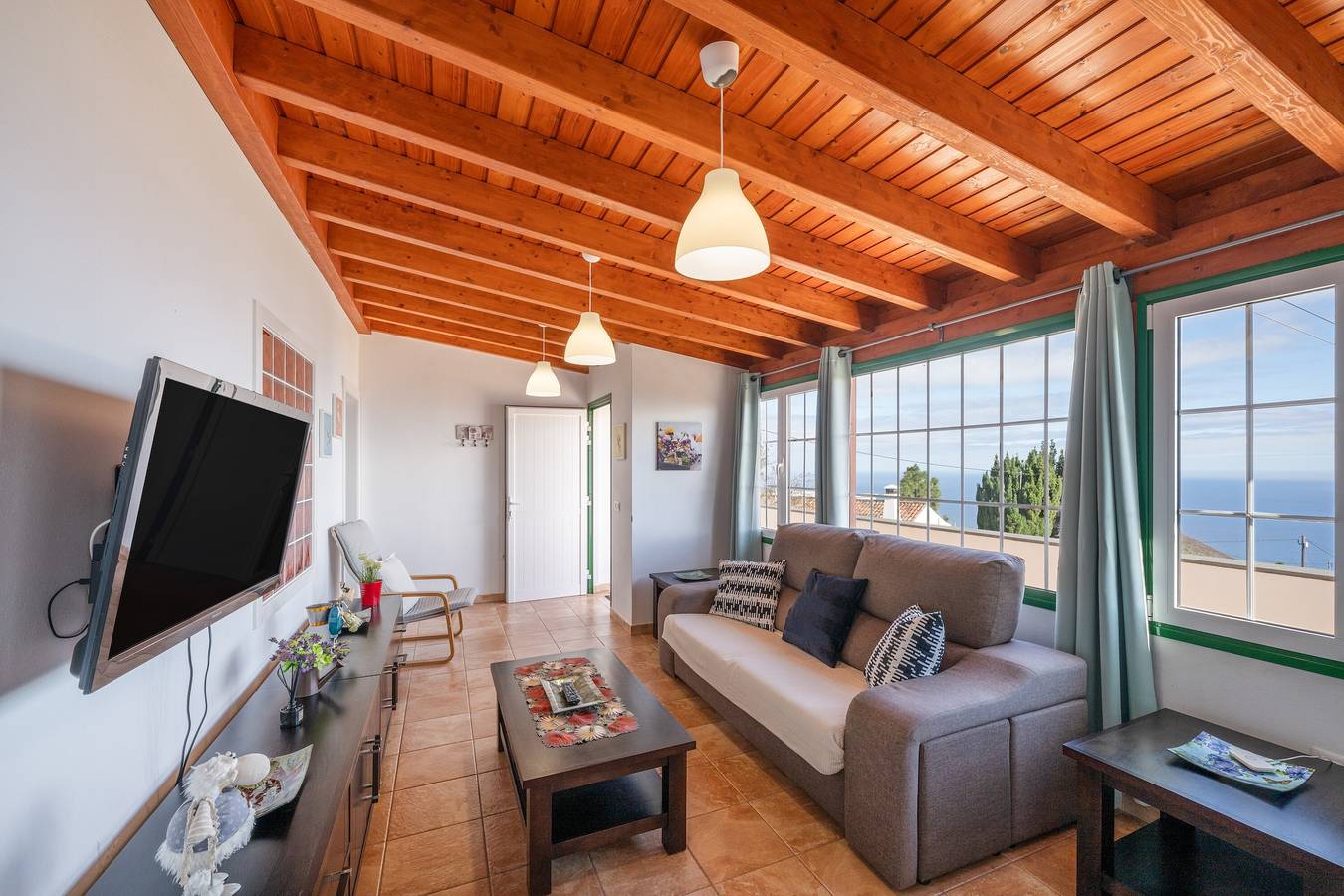 Holiday Home 'Los Duraznos' with Private Terrace, Private Garden and Wi-Fi in Callejones, Villa de Mazo