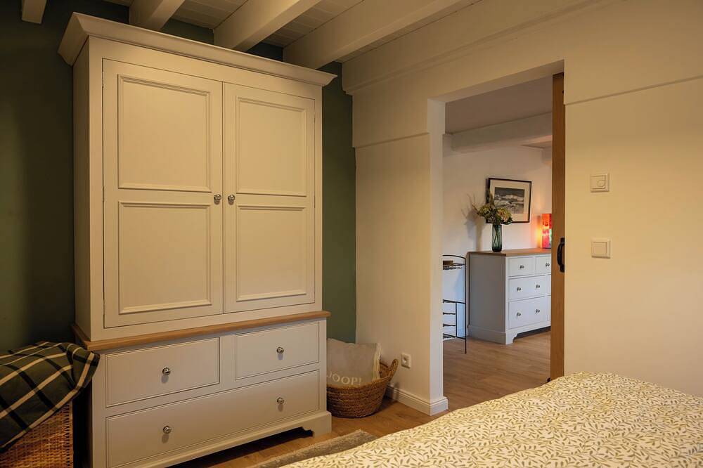 Ganze Wohnung, Ruhige Ferienwohnung in restauriertem alten Bauernhaus mit Terasse & Kamin. in Hattstedt, Nordfriesland