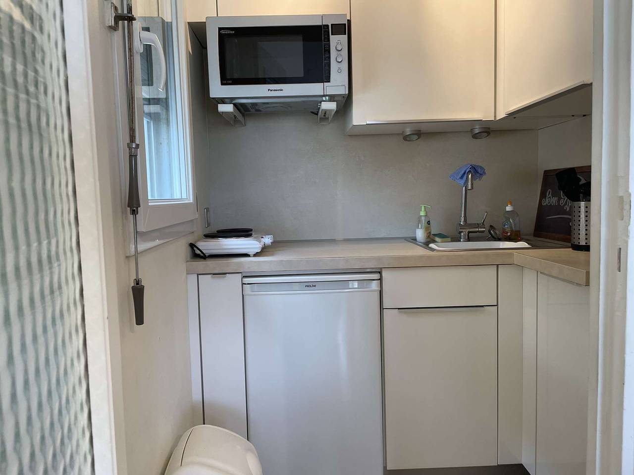 Entire apartment, Seaside Apartment with Private Parking, Balcony, and Easy Beach Access in Antibes, Cannes region