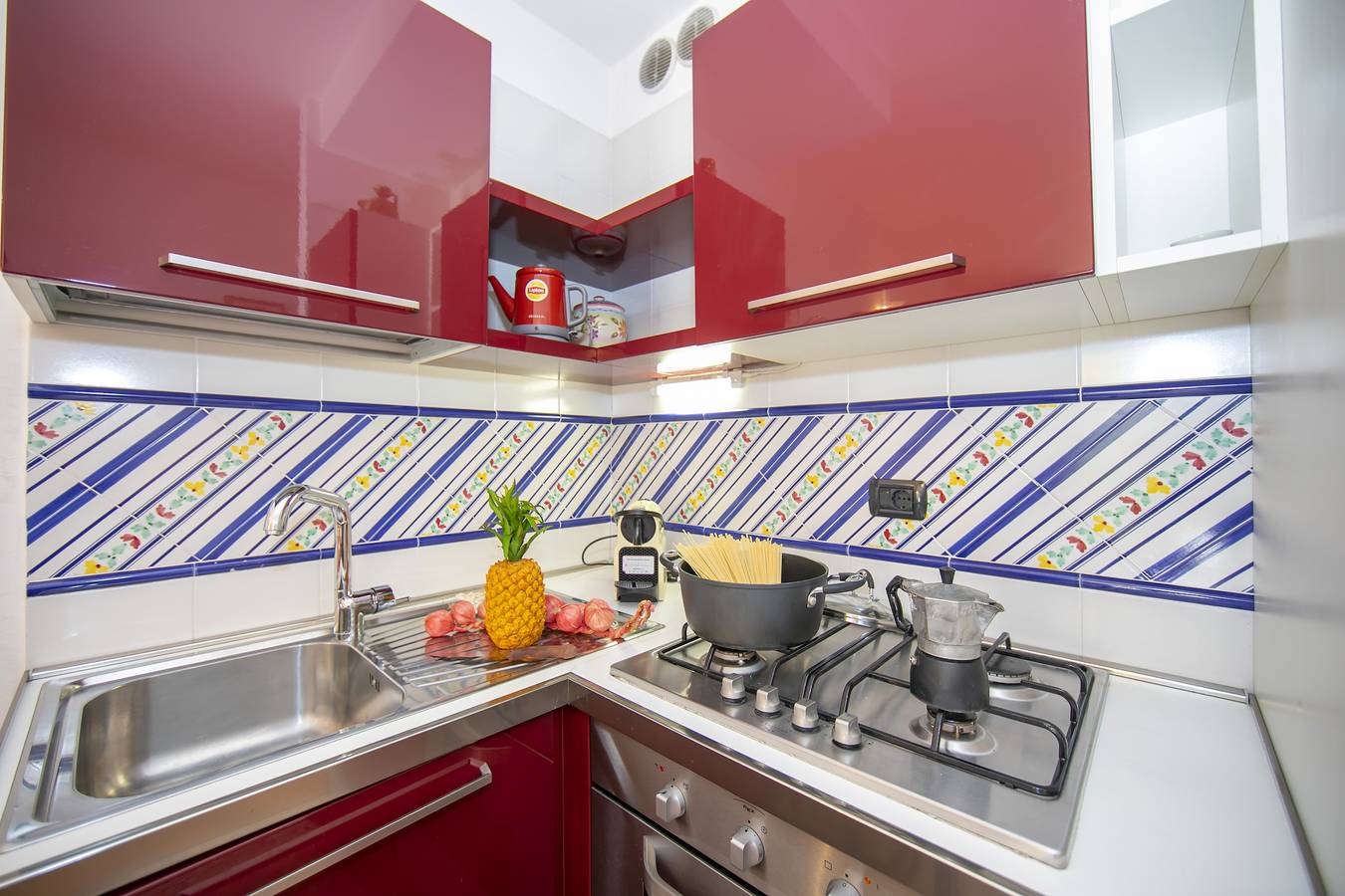 Appartement entier, Casa Emma with Pool, Garden and Garage in Colombare, Sirmione