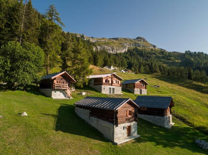 Hôtel pour 14 personnes, avec jardin ainsi que vue et terrasse à Mollens