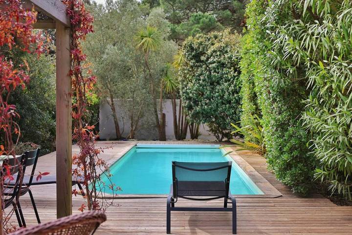 Location de vacances pour 9 personnes, avec terrasse et piscine dans Plage des Gollandieres (Le Bois-Plage-en-Re)