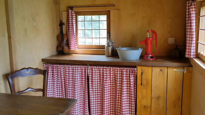 Appartement de vacances entier, Tiny House « La Petite Maison Dans La Prairie » in Haute-Loire