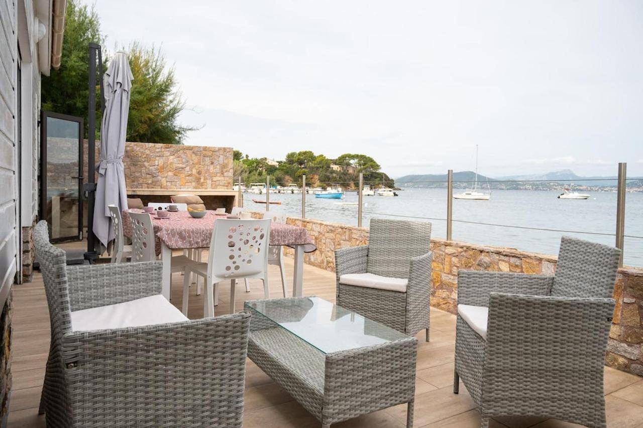 Villa exceptionelle les pieds dans l'eau in La Madrague, Hyeres