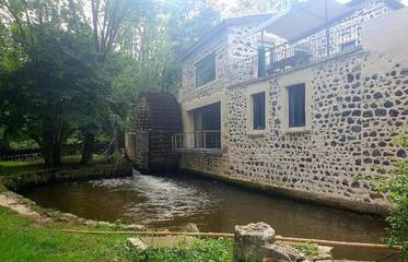 Gîte pour 2 personnes, avec vue ainsi que jardin et terrasse à Veyre-Monton