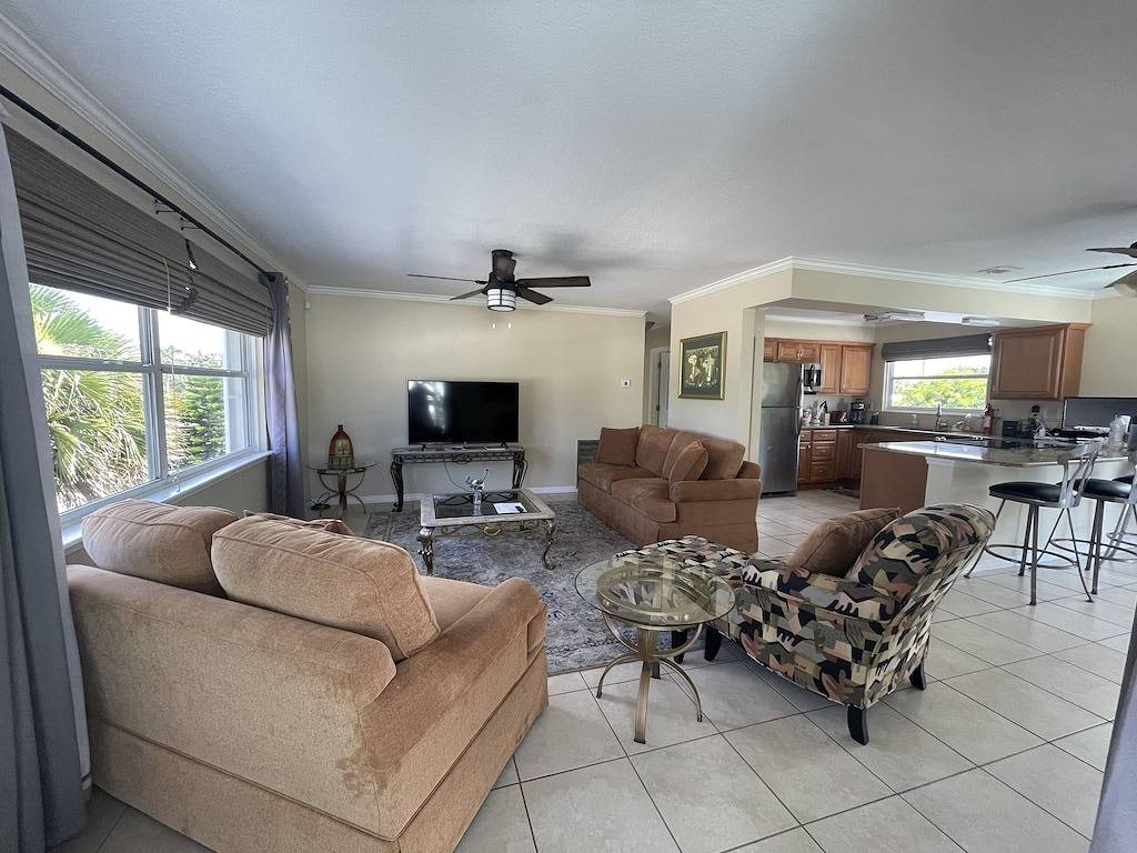 On Hutchinson Island. Large upstairs suite, private pool, beach is minutes away. in Fort Pierce, Hutchinson Island