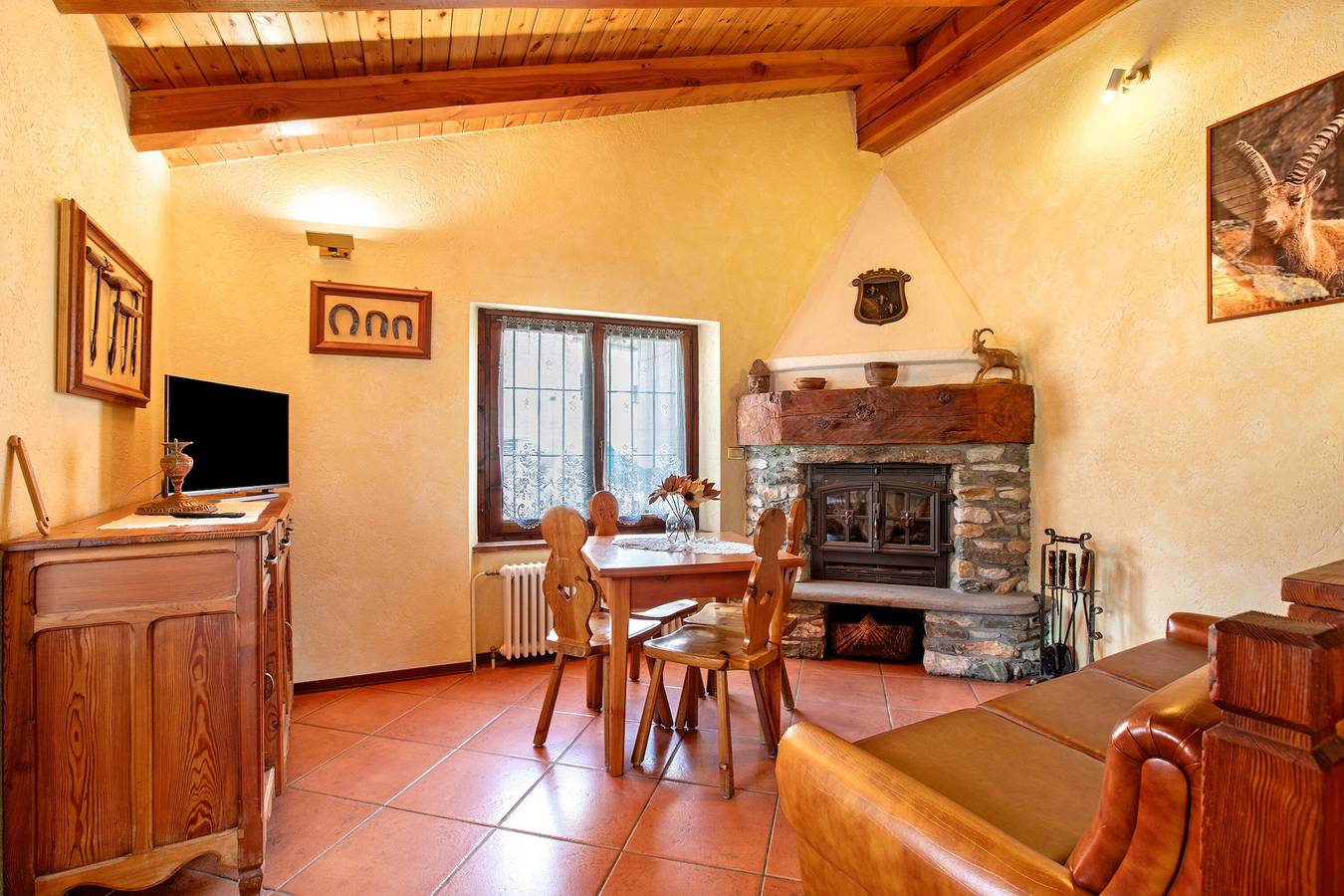 Ganze Wohnung, Ferienwohnung 'Alloggio La Tour' mit Bergblick, Privatem Garten und Balkon in Saint-Pierre (Aostatal), Comune di Saint-Pierre