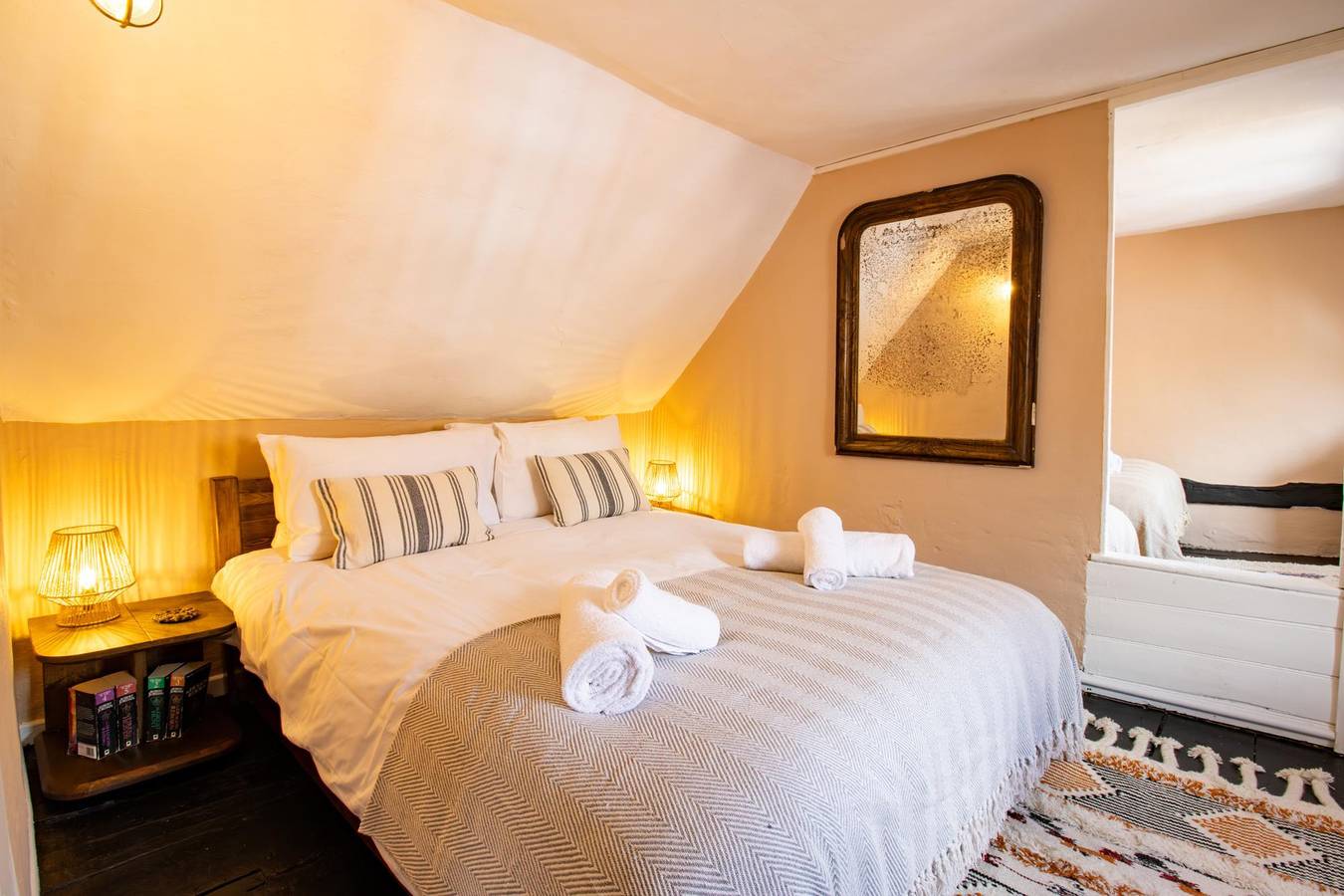 Entire apartment, The Gallery Apartment - Rye Central Chic - Pass the Keys in Rye, East Sussex