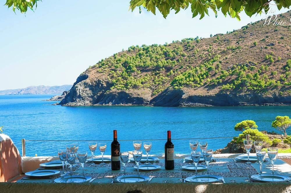 White Rock Villa with breathtaking views and pool in Colera, Alt Empordà