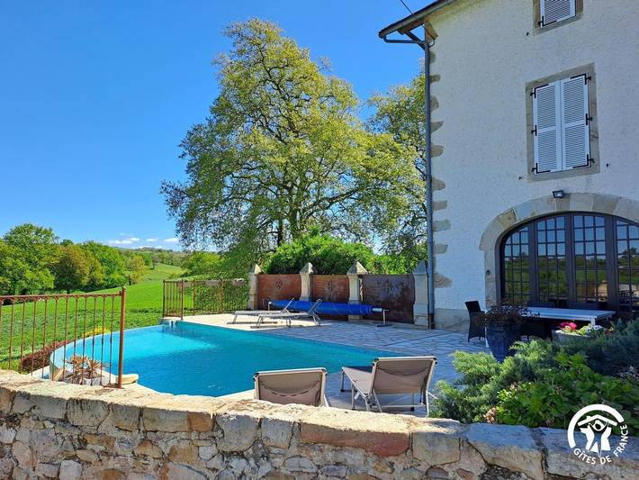 Gîte pour 2 personnes, avec piscine et terrasse à Lacapelle-Ségalar