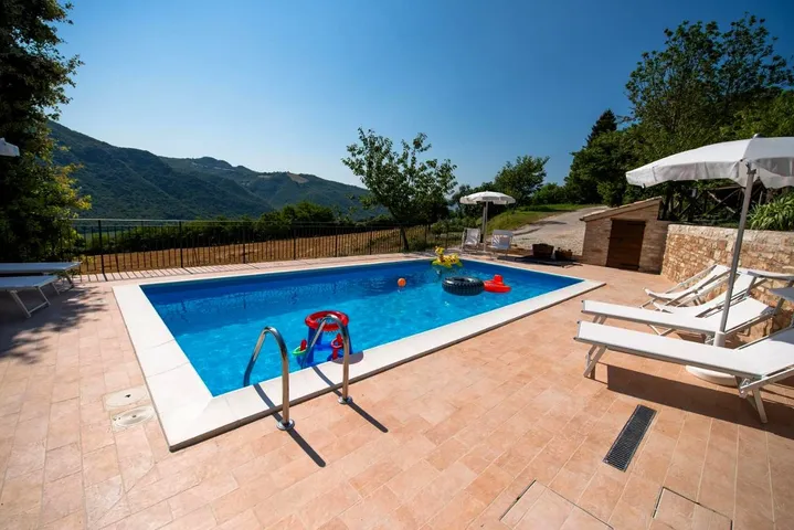 Casa vacanza per 4 persone, con panorama e giardino nonché piscina, con animali domestici - 1