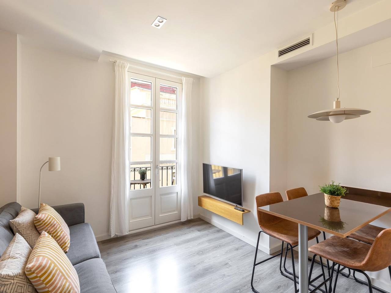 Entire holiday apartment, Two Bedroom Apartment in Barcelona Centre, Barcelona