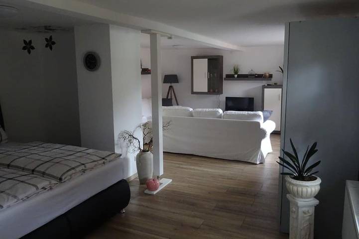 Ganze Wohnung, Moderne Ferienwohnung nahe Erfurt, Wohn-u. Schlafbereich,Küche,Bad,Kinderzimmer in Gebesee, Thüringer Kernland
