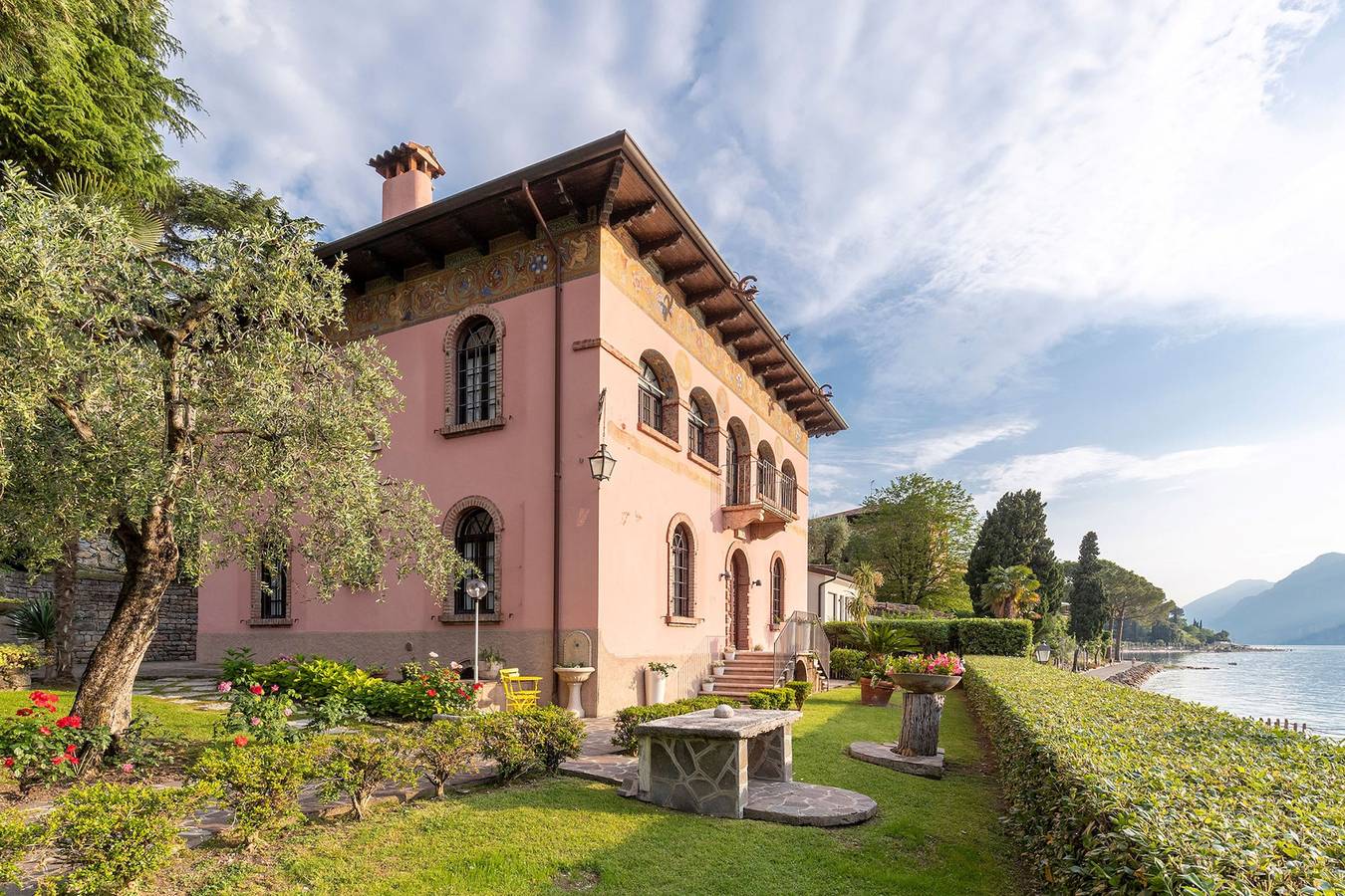 Villa Schlosser Lake Front & Private Pool in Malcesine, Gardasee-Berge