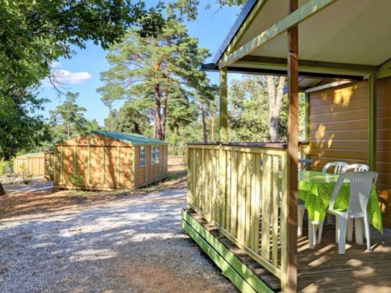 Bungalow for 7 with Terrace and Fully Equipped Kitchen in Esparron-de-Verdon, Verdon Regional Natural Park