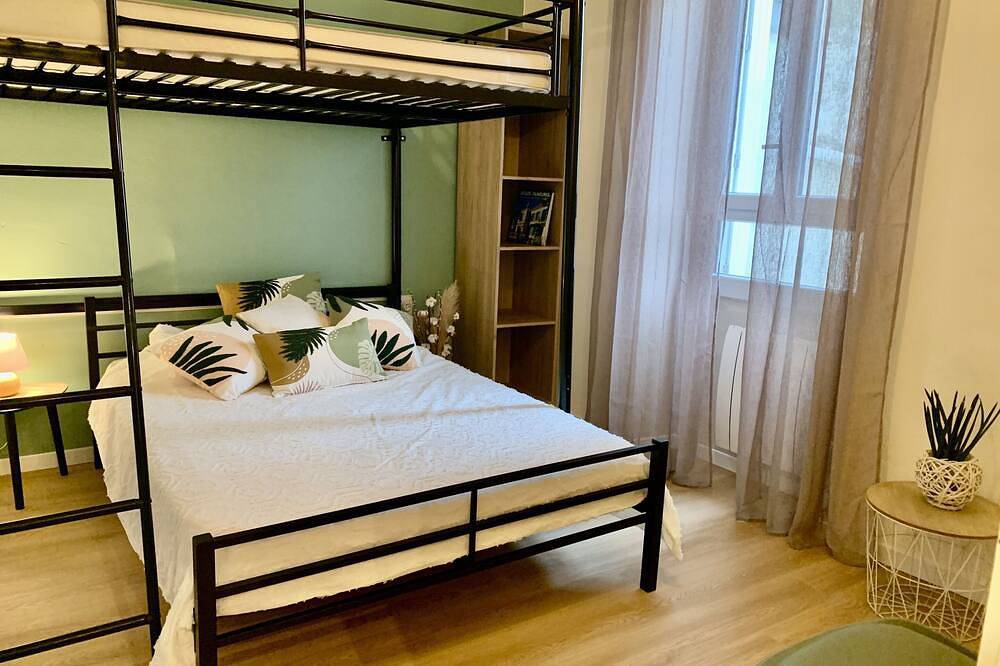 Entire apartment, Appartement Remblai 1 chambre Sortie direct Plage in Les Sables-d'Olonne, Vendée