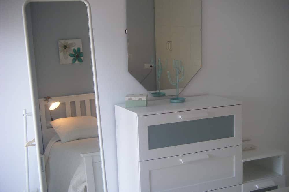 Entire apartment, La Carihuela, 3 bedrooms, 50 m from the beach, bright, large swimming pool, Netflix in La Carihuela, Torremolinos