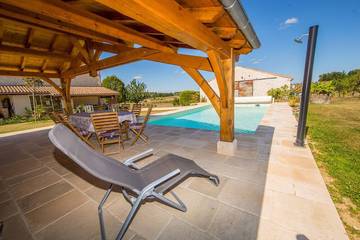 Gîte pour 5 personnes, avec jardin ainsi que piscine et balcon à Beaugas