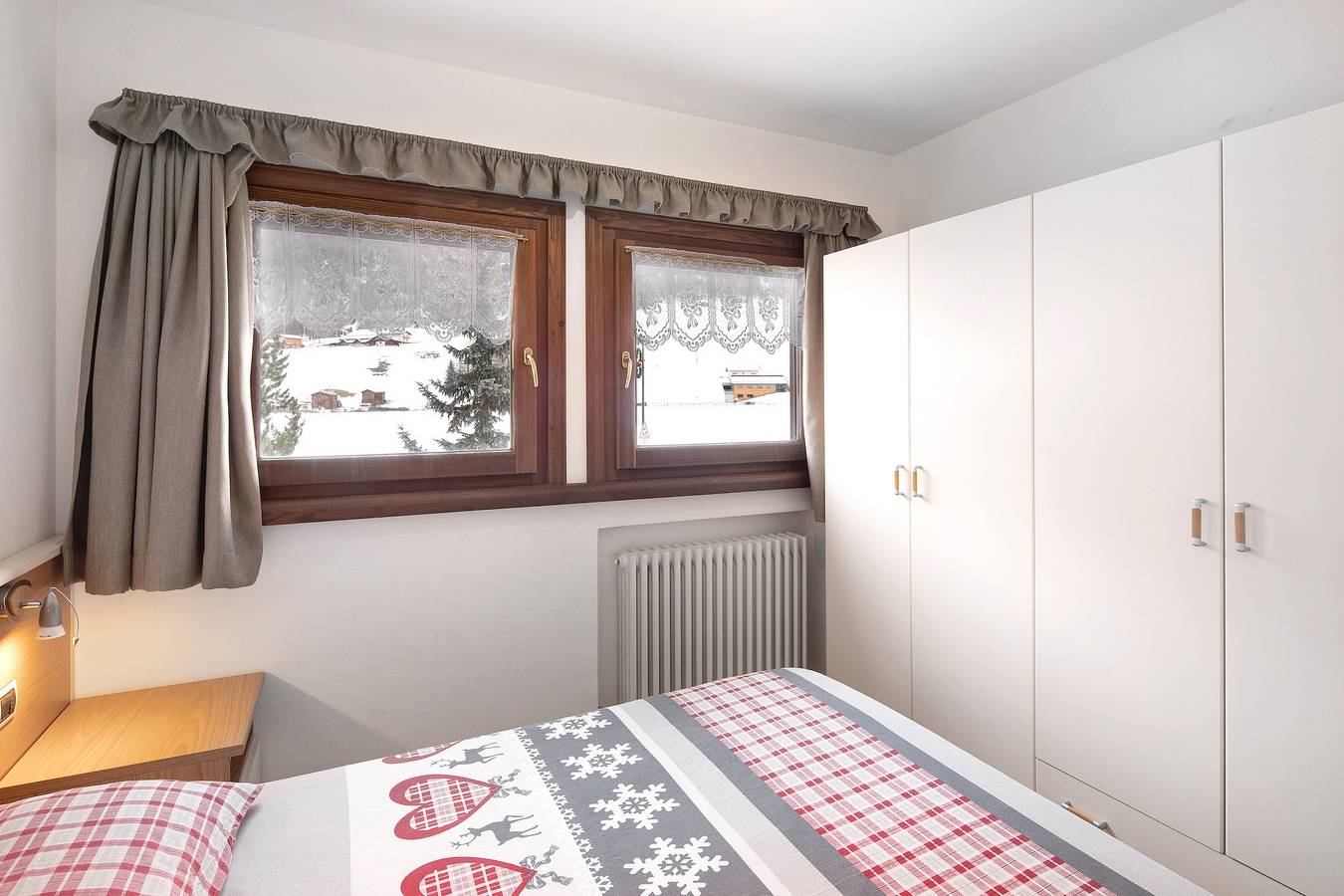 Entire apartment, Holiday Apartment "Arcobaleno Giallo" with Mountain View, Wi-Fi & Garden in Livigno (Town), Livigno