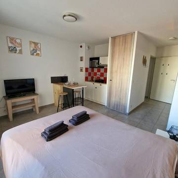 Gîte pour 2 personnes, avec vue ainsi que piscine et terrasse à Juvignac
