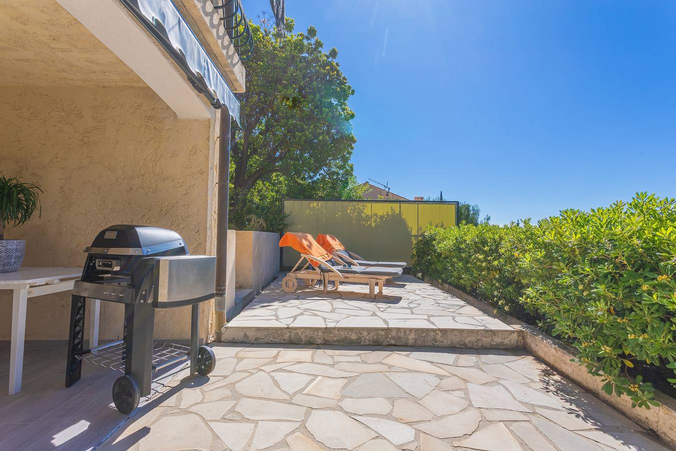 Ganze Wohnung, Ferienwohnung 'Appart Rez De Jardin Vue Mer' mit Meerblick, privater Terrasse & Wlan in Cavalaire-sur-Mer, Mittelmeerküste (Frankreich)