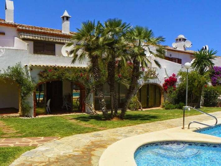 Bungalow para 5 personas, con terraza además de piscina y jardín en Dénia