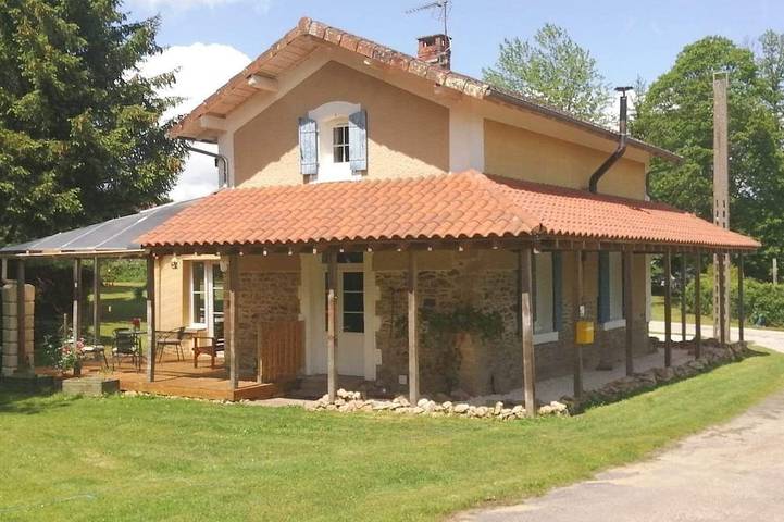 Gîte pour 4 personnes, avec Jacuzzi et Jardin à Rancon