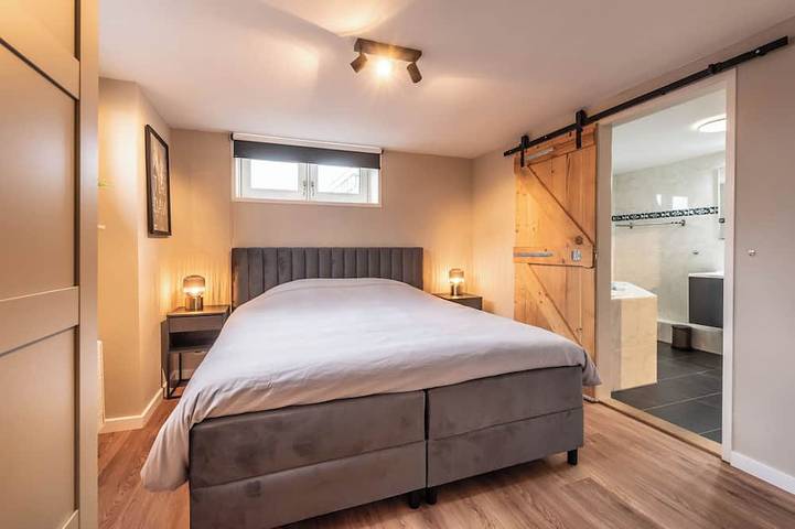 Spacious 120m2 Watervilla With Sauna Near Amsterdam And Schiphol. in Aalsmeer, Nordholland