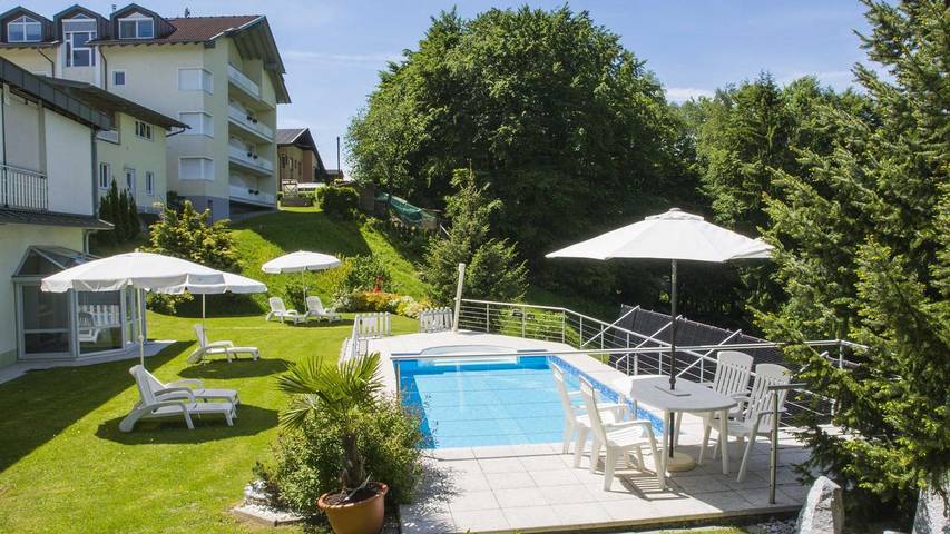 Ferienwohnung für 5 Personen, mit Pool und Balkon sowie Seeblick und Garten, kinderfreundlich am Faaker See