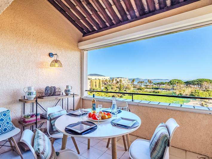 Location de vacances pour 4 personnes, avec terrasse ainsi que jardin et bassin pour enfant, animaux acceptés à Gassin