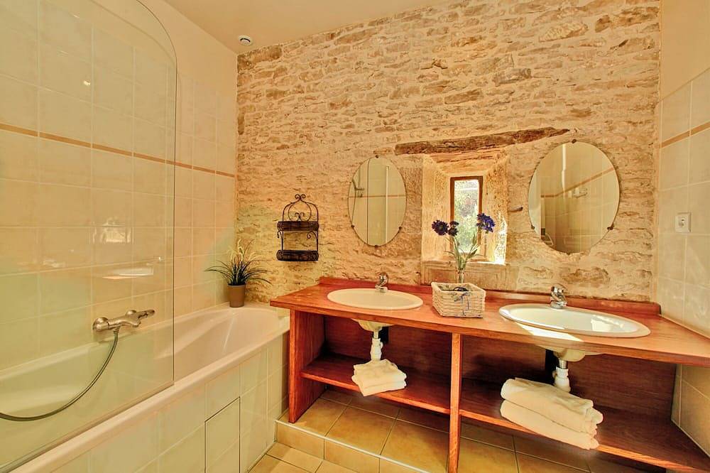Gîte Dordogne Avec Piscine Privée Entre Grotte De Lascaux Et Sarlat in La Chapelle-Aubareil, Périgord Noir