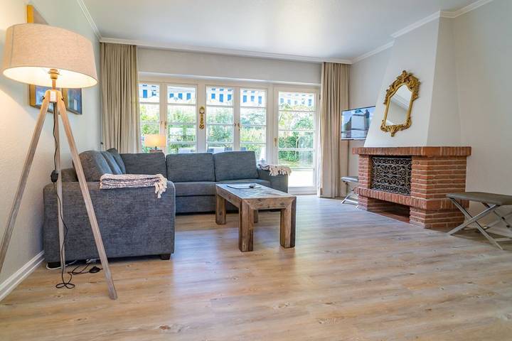 In  Alt-Westerland, umgeben von altem Baumbestand und Friesenhäusern. in Westerland, Sylt (Gemeinde)