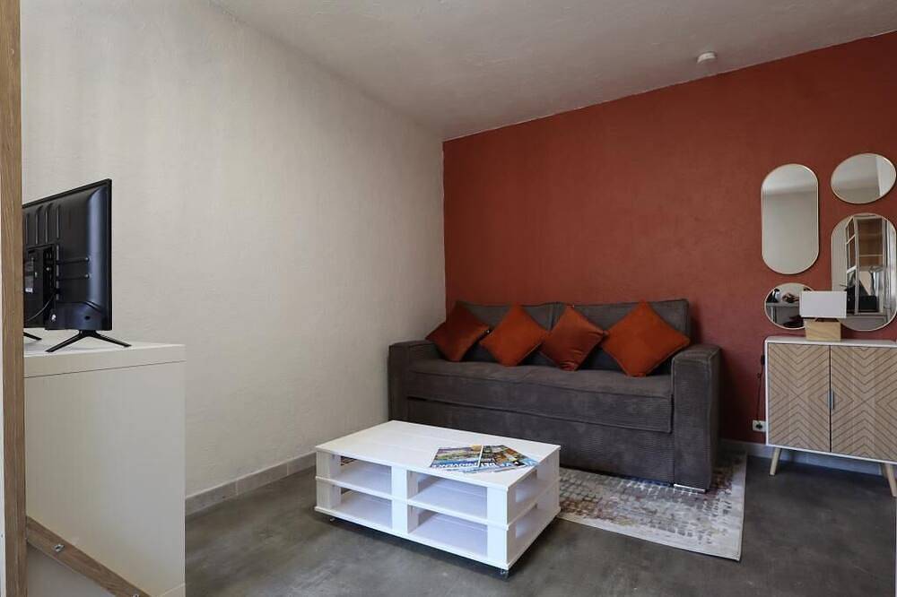 Entire apartment, Cozy studio in the heart of the village in Monteux, Vaucluse