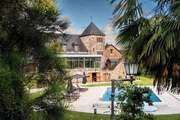 Gîte pour 21 personnes, avec piscine à Allassac
