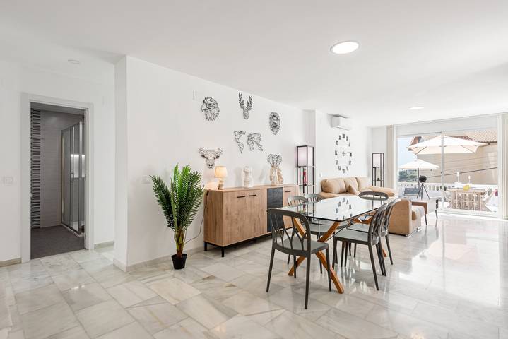 Villa 'Pedregalejo Vistas Al Mar' with Sea View, Wi-Fi and Air Conditioning in Calle Las Dalias, Malaga