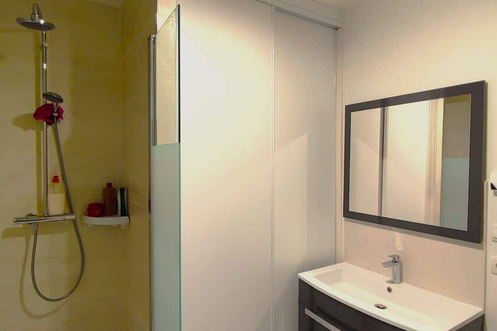 Entire apartment, Beautiful apartment near the town center, 4km from the beaches in Lesneven, Brest region