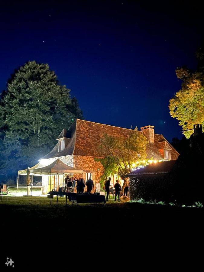Location de vacances pour 12 personnes, avec terrasse ainsi que jardin et vue à Savignac-de-Miremont