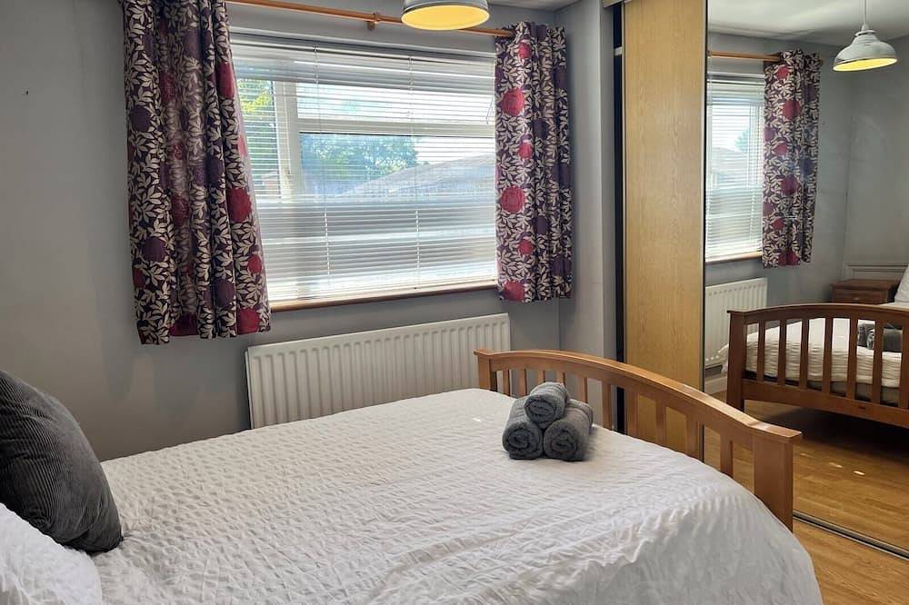 Spacious 6-bedroom house - 12 min from Gatwick in Crawley, West Sussex