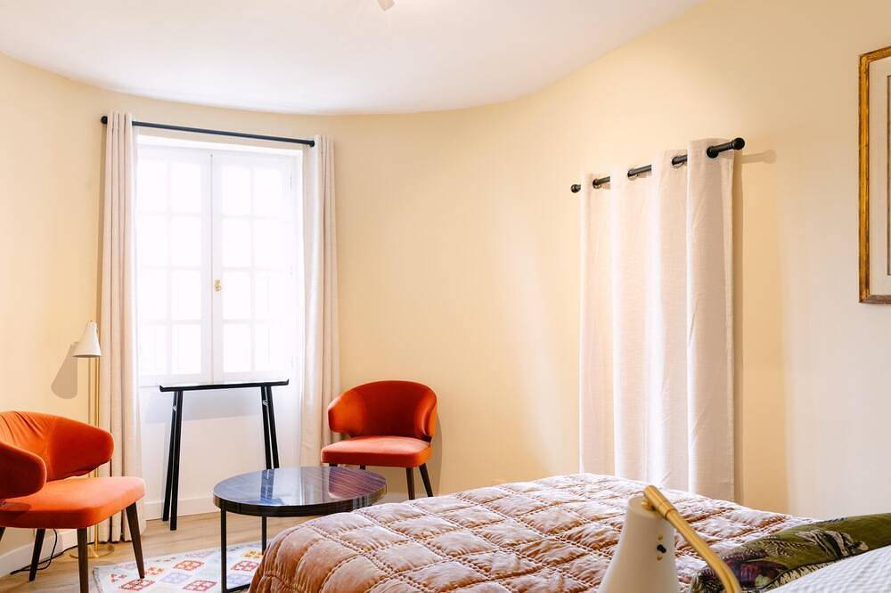 Old monastery in the heart of village with pool in Châteauneuf-du-Pape, Vaucluse