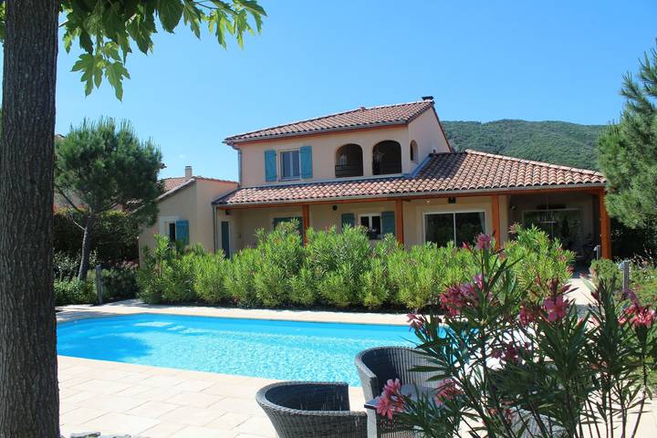 Villa pour 8 personnes, avec balcon ainsi que piscine et jardin à Vallon-Pont-d'Arc