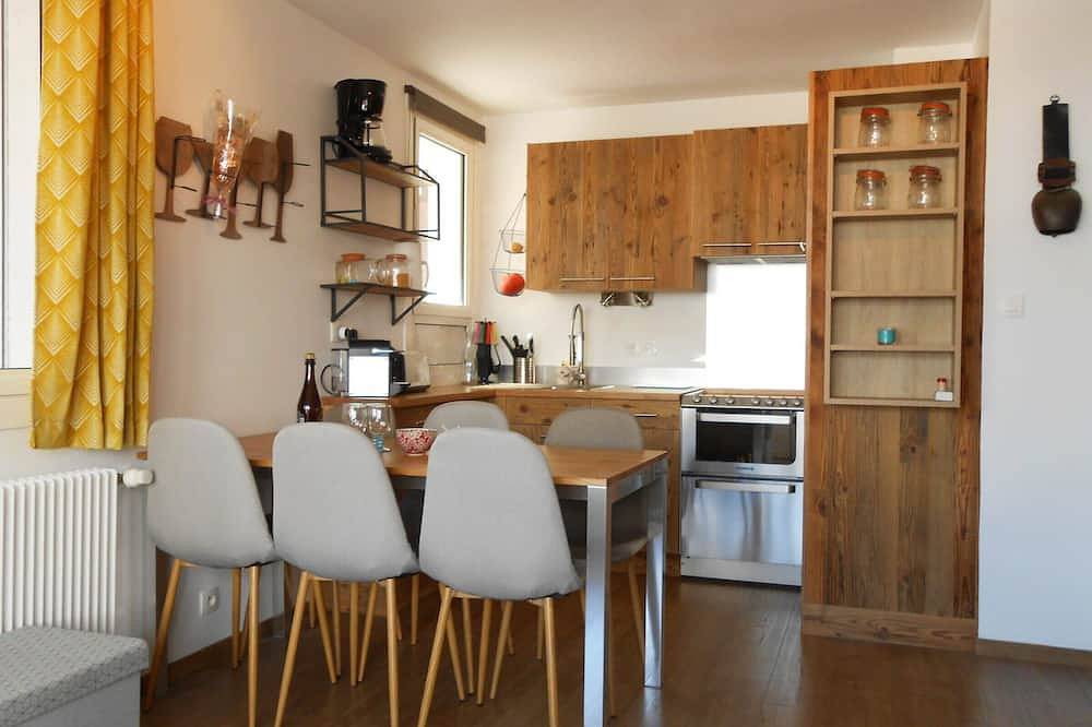 Entire apartment, Cozy apartment 6 people, balcony, pets allowed, parking in Vénosc, Les Deux Alpes