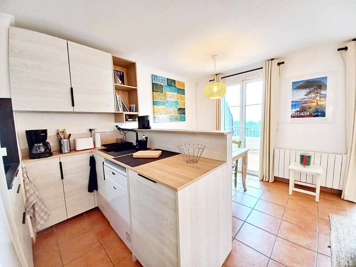 Geheel appartement, "Le beau rivage" T3 Vue mer, piscine, lac & forêt in Le Dramont, Saint-Raphaël