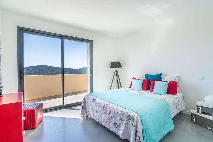 Villa espaciosa, piscina, vistas al mar y montaña, 4 dormitorios, capacidad para 8 in Les Adrets-de-l'Estérel, Massif de l'Esterel