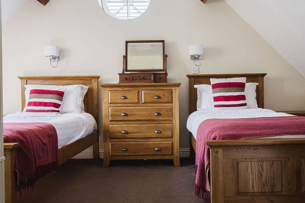 A sudeley castle cottage that sleeps 6 guests  in 2 bedrooms in Winchcombe, Gloucestershire